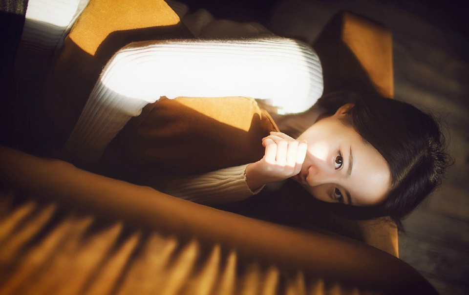 “我已命人将你妻子接走，秋毫无犯。”法正淡然道。
